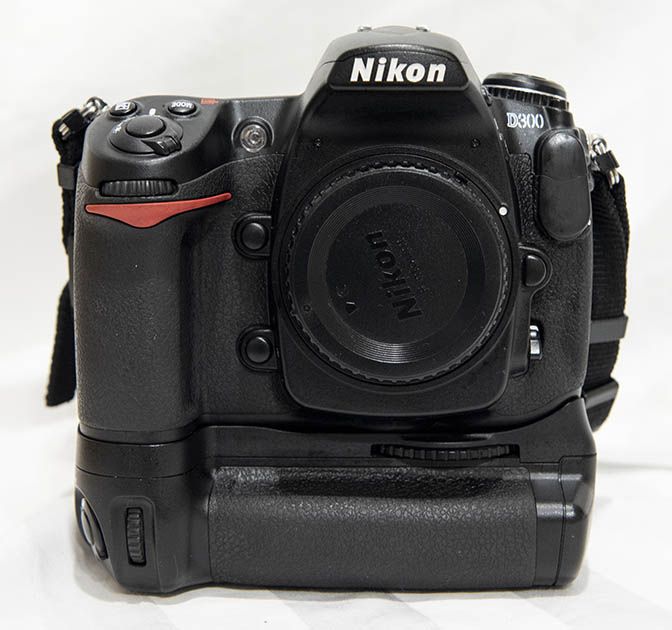USED - Nikon D300 + MB-D10 + 50mm f/1.8G - English